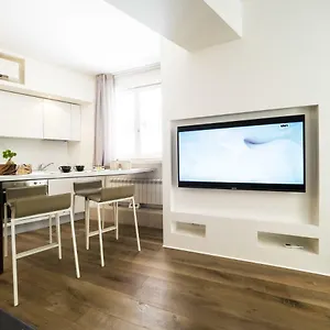 ** Konukevi Gallery House İtalya